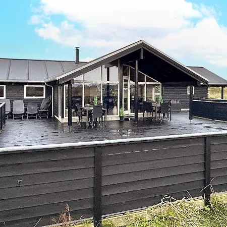 10 Person In Lokken-by Traum